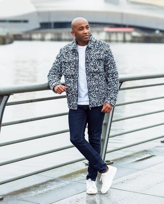 Comment porter une veste multicolore pour un style decontractés quand il fait frais