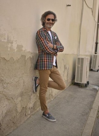 Comment porter une veste multicolore pour un style decontractés quand il fait chaud
