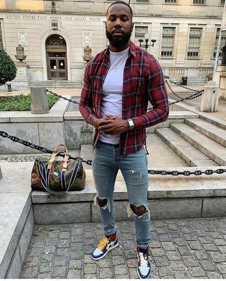 Comment porter des baskets montantes en cuir multicolores