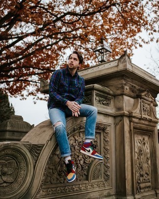 Comment porter des baskets montantes en cuir multicolores