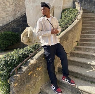 Comment porter des baskets montantes en cuir multicolores