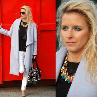 Comment porter un collier multicolore