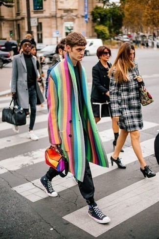 Comment porter un pardessus multicolore quand il fait frais