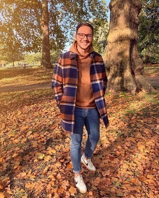 Comment porter un pardessus multicolore quand il fait frais