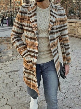 Comment porter un pardessus multicolore quand il fait frais