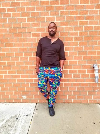 Comment porter un pantalon multicolore pour un style relax quand il fait chaud