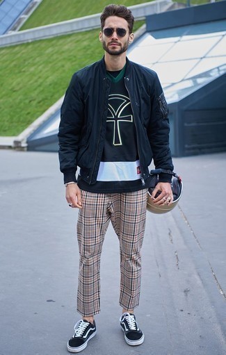 Comment porter un pantalon multicolore pour un style decontractés quand il fait chaud