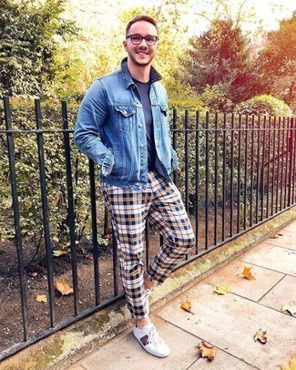 Comment porter un pantalon multicolore pour un style decontractés quand il fait chaud