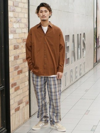 Comment porter un pantalon multicolore pour un style decontractés quand il fait chaud