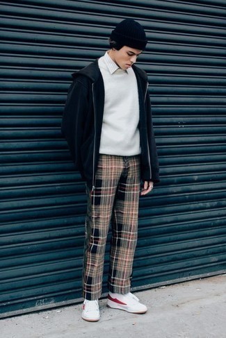 Comment porter un pantalon multicolore pour un style decontractés quand il fait chaud
