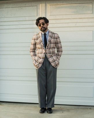 Comment porter un blazer écossais multicolore