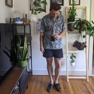 Comment porter un polo multicolore