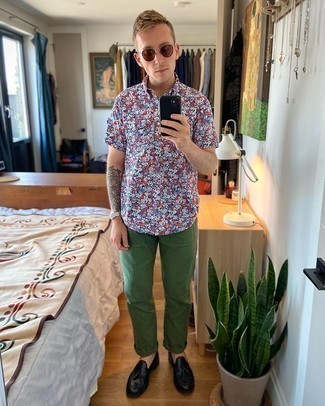 Comment porter un polo multicolore pour un style chic decontractés en été