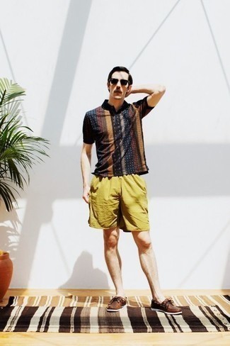 Comment porter un polo multicolore