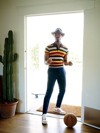 Comment porter un polo multicolore