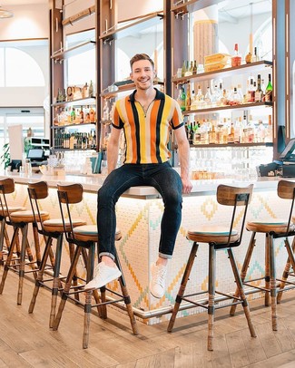 Comment porter un polo multicolore
