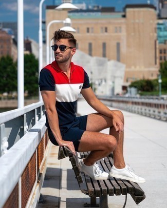 Comment porter un polo multicolore