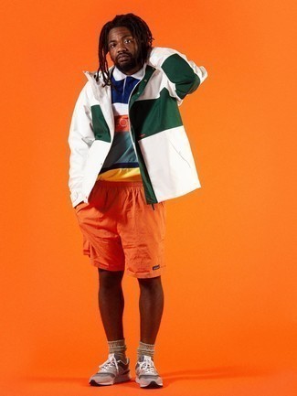 Comment porter un polo multicolore