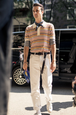 Comment porter un polo multicolore