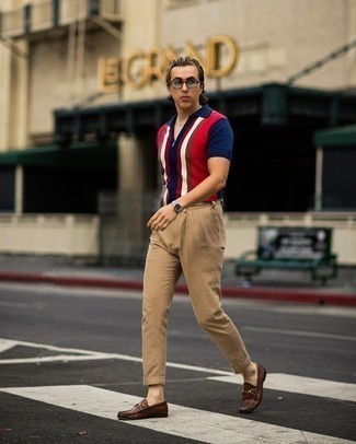 Comment porter un polo multicolore