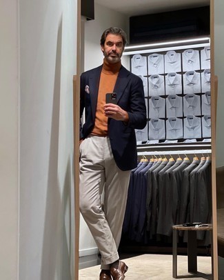 Comment porter une pochette de costume imprimée multicolore