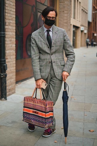 Comment porter un sac fourre-tout imprimé multicolore