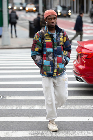 Comment porter une doudoune multicolore quand il fait frais