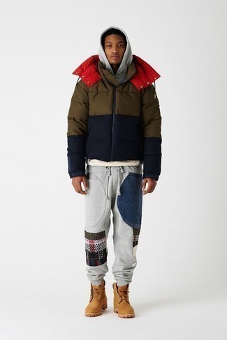 Comment porter une doudoune multicolore quand il fait frais