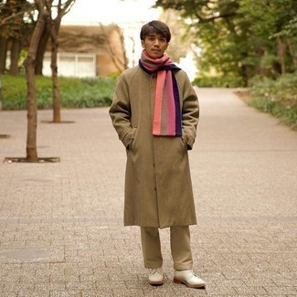Comment porter une écharpe multicolore pour un style chic decontractés quand il fait froid