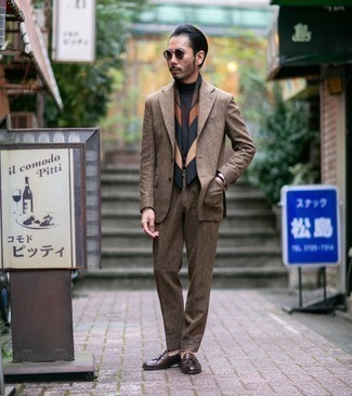 Comment porter une écharpe multicolore pour un style elégantes quand il fait chaud