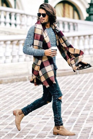 Comment porter une écharpe multicolore quand il fait chaud