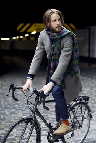Comment porter une écharpe multicolore pour un style chic decontractés quand il fait froid