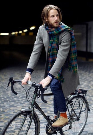 Comment porter une écharpe multicolore pour un style chic decontractés quand il fait froid