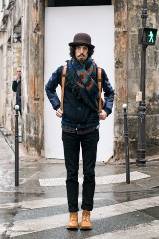 Comment porter une écharpe multicolore pour un style chic decontractés quand il fait chaud