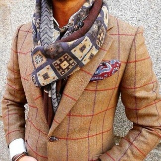 Comment porter une écharpe multicolore pour un style chic decontractés quand il fait chaud
