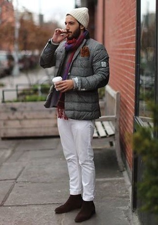 Comment porter une écharpe multicolore pour un style chic decontractés quand il fait froid