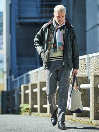 Comment porter une écharpe multicolore quand il fait chaud
