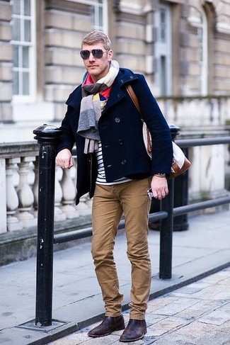Comment porter une écharpe multicolore pour un style chic decontractés quand il fait froid