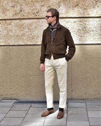 Comment porter une écharpe multicolore pour un style elégantes quand il fait chaud
