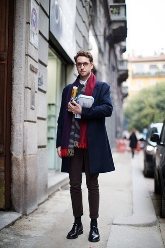 Comment porter une écharpe multicolore pour un style chic decontractés quand il fait froid