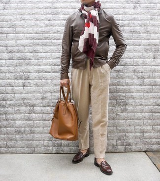 Comment porter une écharpe multicolore pour un style elégantes quand il fait chaud