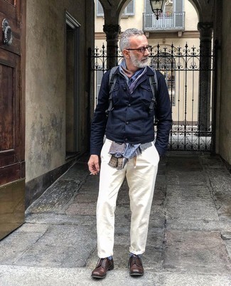 Comment porter une écharpe multicolore quand il fait chaud après 50 ans