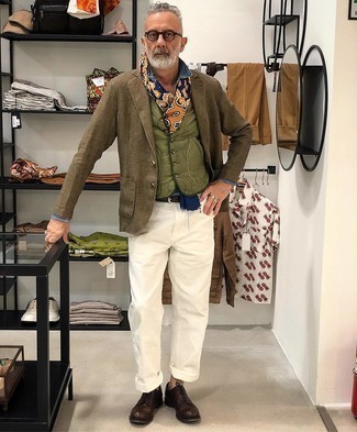 Comment porter une écharpe multicolore pour un style chic decontractés quand il fait chaud