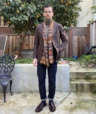 Comment porter une écharpe multicolore pour un style chic decontractés quand il fait chaud