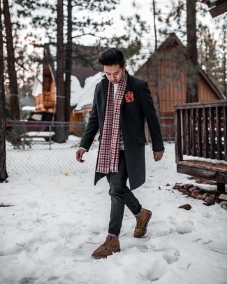 Comment porter une écharpe multicolore pour un style chic decontractés quand il fait froid