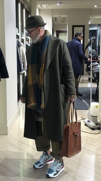 Comment porter une écharpe multicolore pour un style chic decontractés quand il fait froid