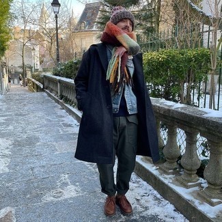 Comment porter une écharpe multicolore pour un style chic decontractés quand il fait froid