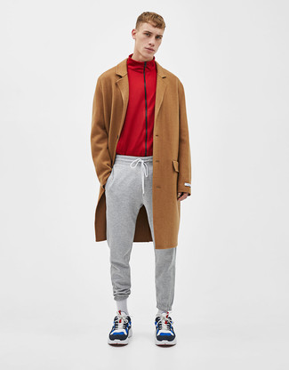 Comment porter des chaussures multicolores quand il fait frais