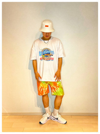 Comment porter un short multicolore quand il fait très chaud