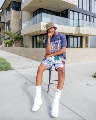 Comment porter un short multicolore quand il fait très chaud